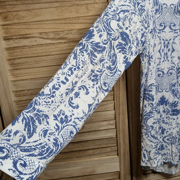 Big Dart Button-Up Shirt 100% Viscose Blue and White Patterned Size 12 - Picture 3 of 10